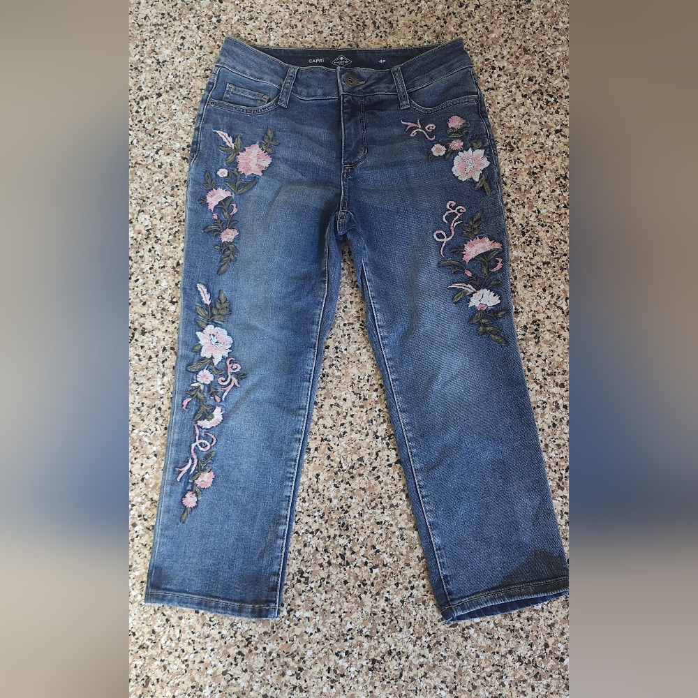 Embroidered Flowers Blue Capris Womans 4P St. Johns Bay